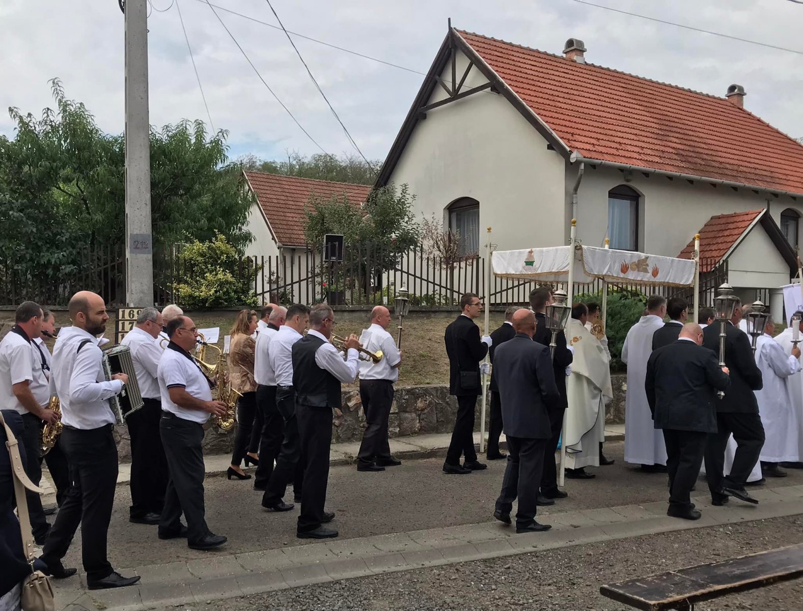 Indulás a körmenetre